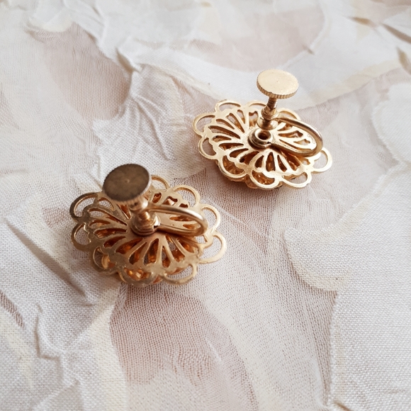 Vintage gold tone screw back earrings - Picture 10 of 10